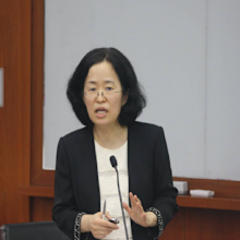 Joh Sung-wook is an esteemed economics professor.