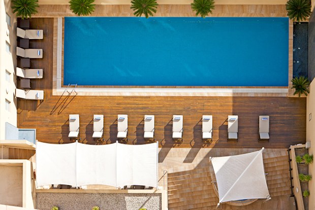 Swissôtel Sydney's rooftop pool