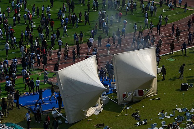 Öfkeli hayranlar, Arjantinli futbol yıldızı Lionel Messi'nin erken ayrılığından sonra pankartları vandalize etti.