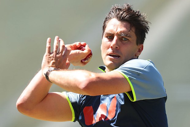 Pat Cummins, antrenman alanında bowling yaparken.