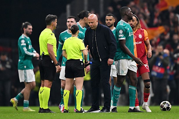 Arne Slot reacciona al árbitro Jesús Gil Manzano.