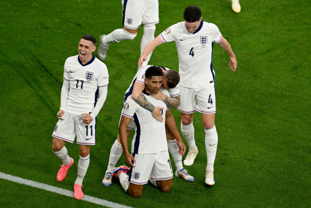 Jude Bellingham celebrates his goal for England at the Euros 2024 ;  Phil Foden, Kieran Trippier and Declan Rice.