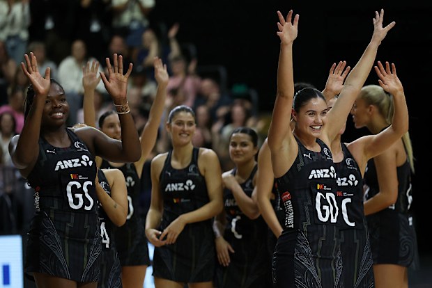I Silver Ferns festeggiano dopo aver ottenuto la vittoria nella terza partita della serie Constellation Cup.