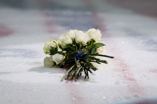 07e879ed5ee133eb282a442fa6594dc9c6642454 Maxim Naumov breaks down in tribute to parents killed in plane crash