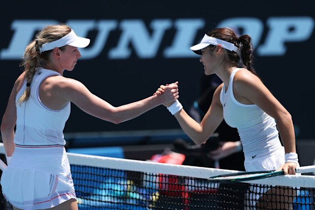 Emma Raducanu (R) of Great Britain shakes hands with Ekaterina Alexandrova (L).