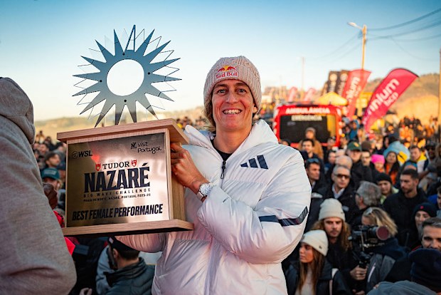 Justine Dupont vince il premio per la migliore performance femminile al TUDOR NAZARÉ Big Wave Challenge.