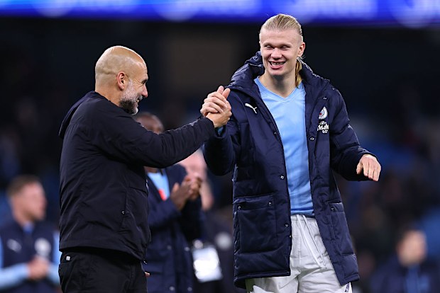Erling Haaland ve Pep Guardiola sarılıyor.