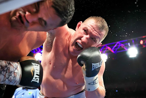 Paul Gallen punches Justin Hodges in 2022.