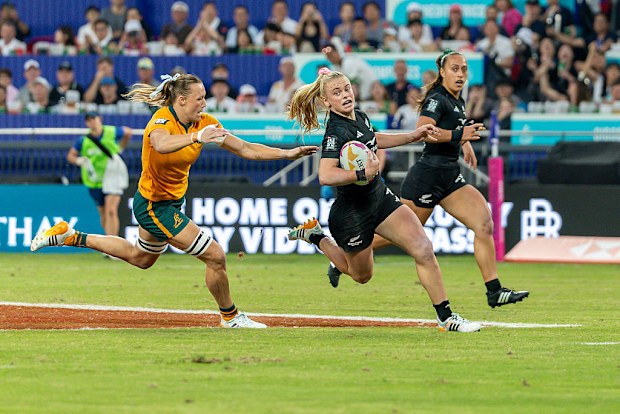 Jorja Miller, de Nueva Zelanda, corre con el balón durante la final de la Copa Femenina.