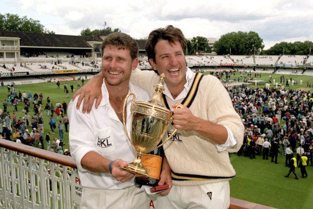 Hampshire kaptanı Mark Nicholas (R) ve Robin Smith (L) 1992'de Benson ve Hedges Kupası ile kutlama yapıyor.