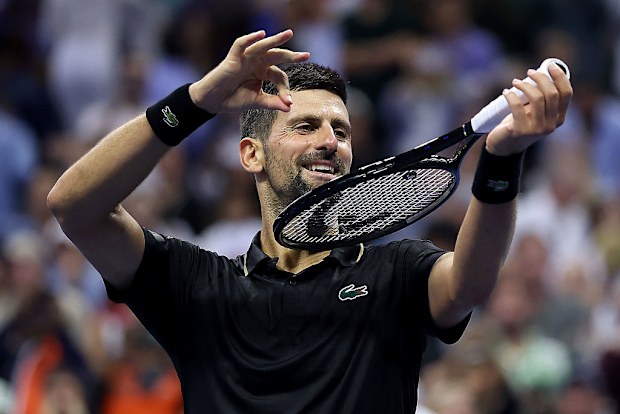 Novak Djokovic, Jan-Lennard Struff'a karşı zaferini kutluyor.