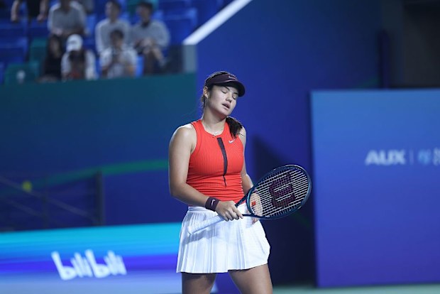 Emma Raducanu, Zhu Lin'e karşı mücadele ederken.