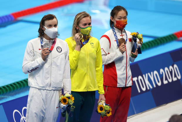 Silver medalist Katie Ledecky, gold medalist Ariarne Titmus and bronze medalist Bingjie Li with their medals for the Women's 400m Freestyle Final in Tokyo.