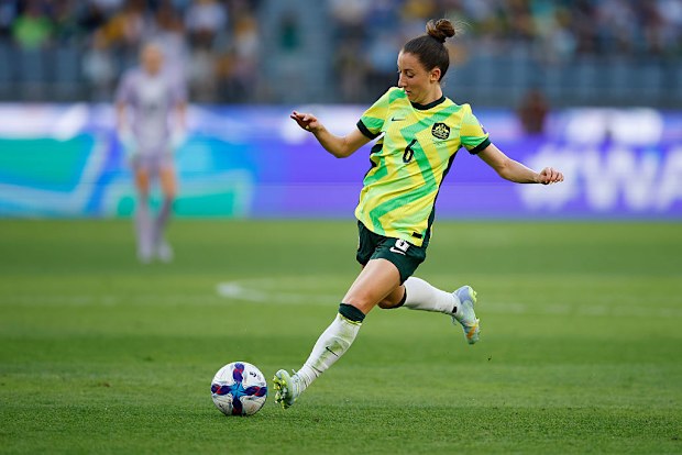 Clare Wheeler pasa el balón.