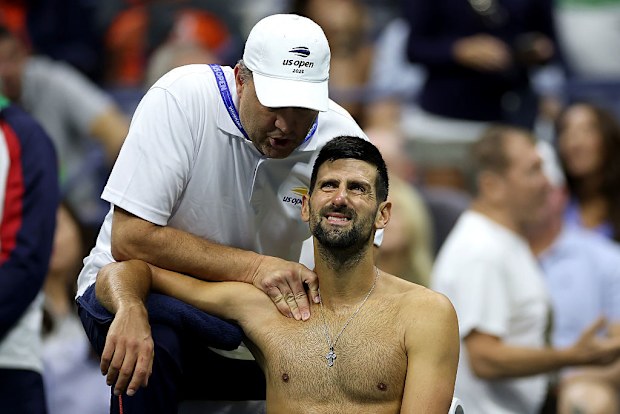 Novak Djokovic, Jan-Lennard Struff'a karşı tıbbi değerlendirme geçiriyor.