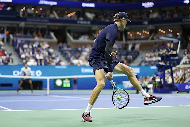 Jannik Sinner, Felix Auger-Aliassime karşısında bir vuruş yapıyor.