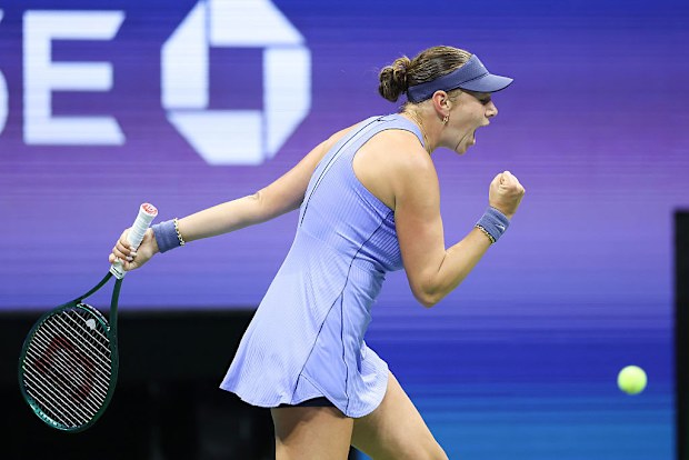 Amanda Anisimova, Japonya'dan Naomi Osaka'ya karşı bir puanı kutluyor.