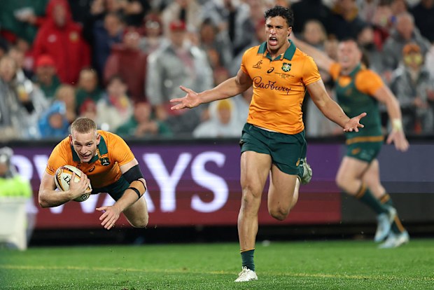 Max Jorgensen, Wallabies'in denemesi için dalış yapıyor.