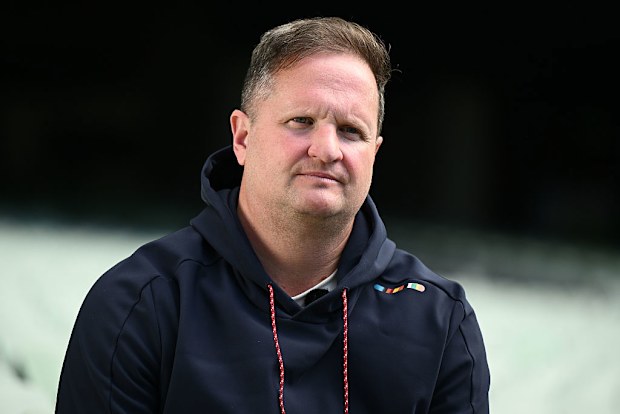 Il direttore del cricket maschile inglese Rob Key parla ai media.