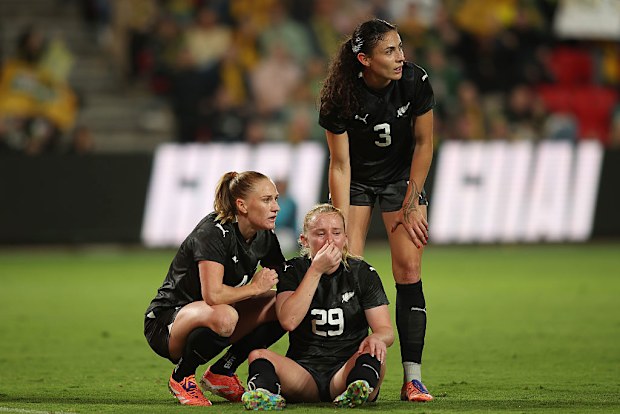 Katie Kitching, bir darbe sonrası takım arkadaşları tarafından teselli ediliyor.