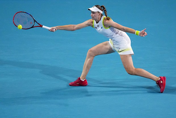 Elena Rybakina, Talia Gibson'a karşı bir top döndürüyor.