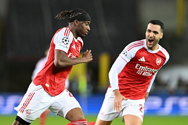 Noni Maduke, del Arsenal, celebra el primer gol de su equipo con su compañero Michael Merino.