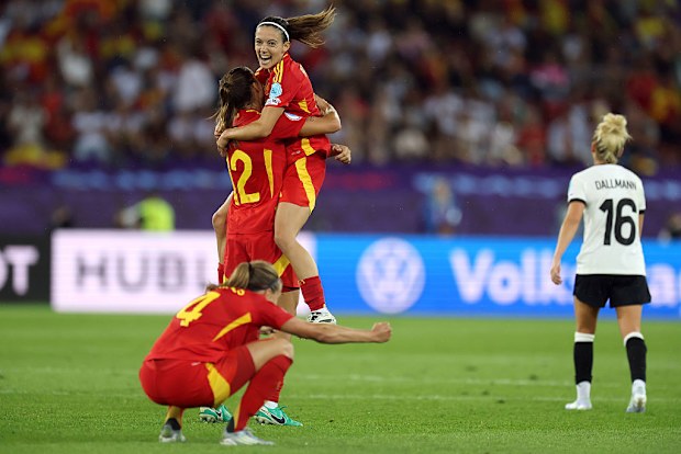 Aitana Bonmati and Patricia Guijarro of Spain celebrate.