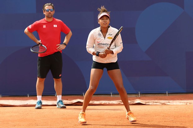 Naomi Osaka de Japón y su entrenador Wim Fisette durante una sesión de entrenamiento antes de los Juegos Olímpicos de París 2024.