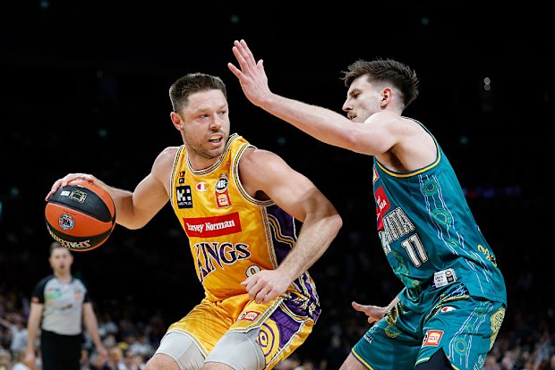 Matthew Dellavedova of the Kings drives to the basket.