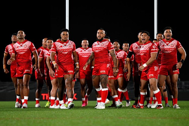 (C) Addin Fonua-Blake ve Jason Taumalolo (R) Sipi Tau'yu yönetiyor.