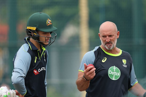 El entrenador de bateo de Sam Constas de Australia, Michael de Venudo.