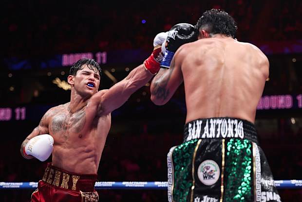 Ryan Garcia, Mario Barrios'a yumruk atıyor.