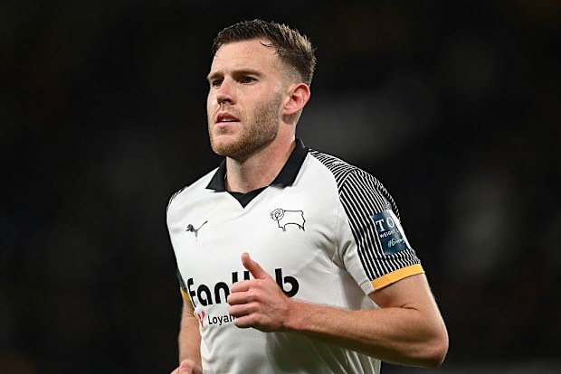 Callum Elder, Derby'de aksiyon anında.