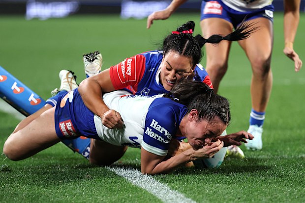 Bulldogs'tan Moana Courtenay try atıyor.