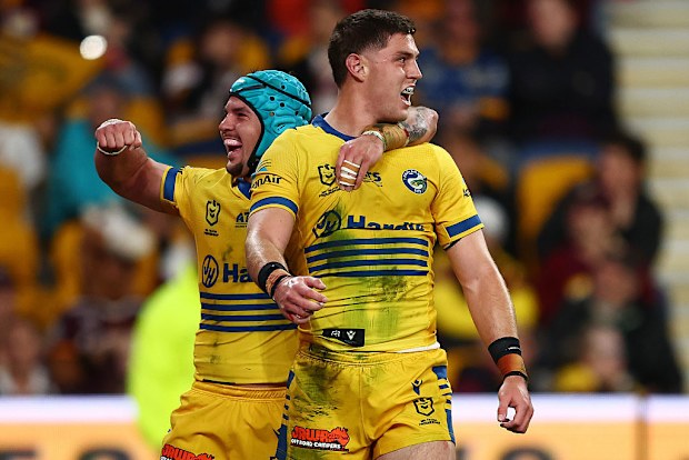 Eels'dan Sean Russell bir try kutluyor.