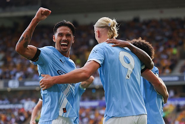 Manchester City'den Erling Haaland, Tijjani Reijnders ile üçüncü golü kutluyor.