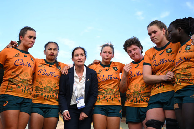Jo Yapp of the Wallaroos speaks to players after their defeat.