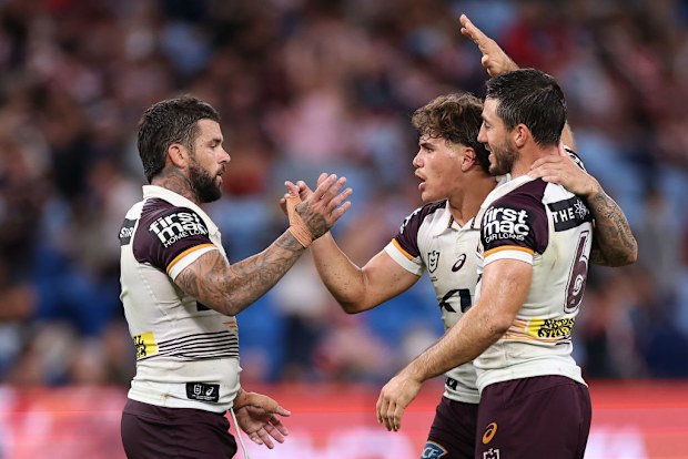 Broncos oyuncuları, Sydney Roosters'a karşı galibiyeti kutluyor.