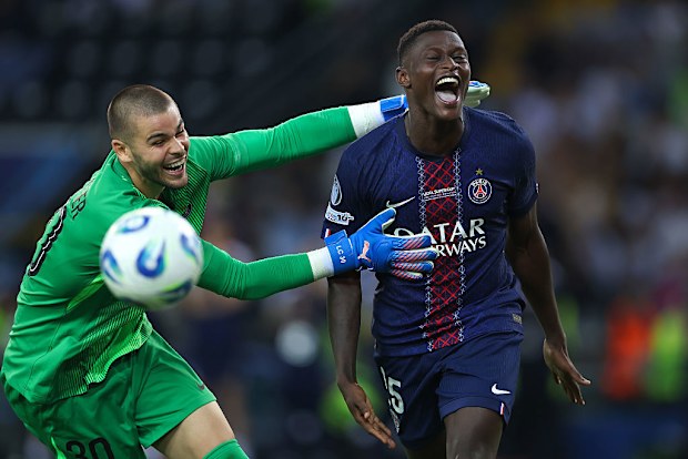 Paris Saint Germain'den Nuno Mendes, kazanan penaltıyı kutluyor.