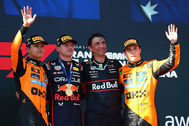 El ganador de la carrera de Oracle Red Bull Racing, Max Verstappen, Lando Norris de McLaren segundo y el australiano Oscar Piastre tercero, el jefe de aerodinámica de Oracle Red Bull Racing McLaren y Enrico Balbo en el podio durante el Gran Premio de F1 de Emilia-Romaña.