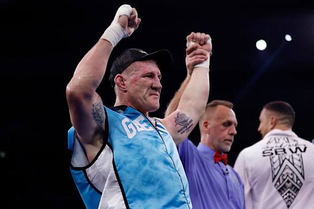 Paul Gallen celebra su victoria contra Sonny Bill Williams.