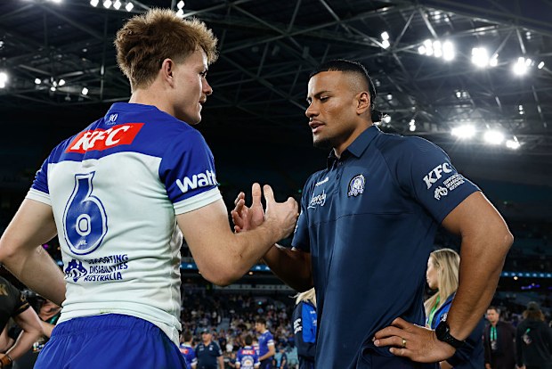 Lachlan Galvin ve Stephen Crichton el sıkışıyor.