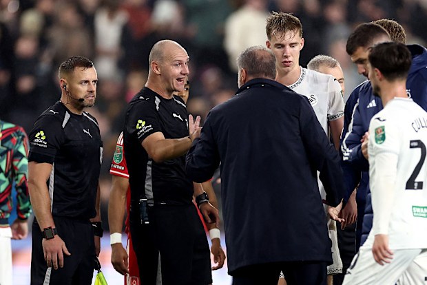 L'arbitro Robert Madley parla di Ange con Poscoglou.