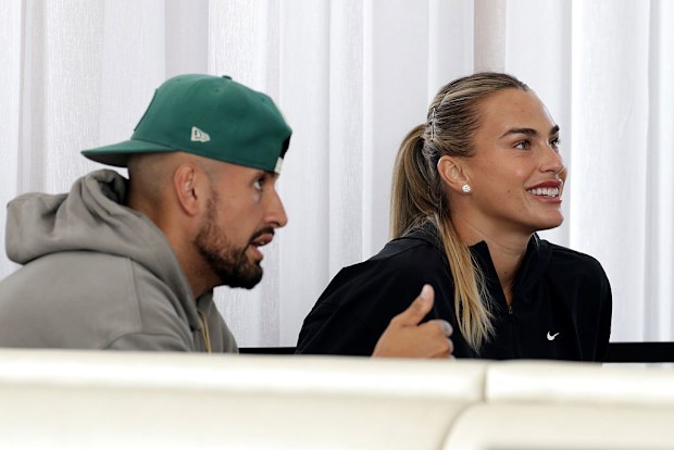 Aryna Sabalenka ve Nick Kyrgios, Cinsiyetler Savaşı maçı öncesinde.