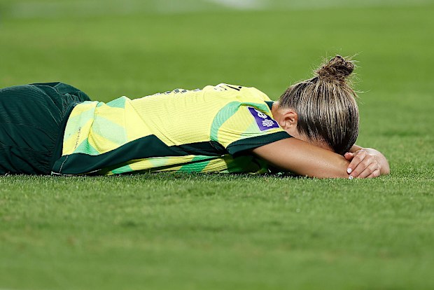 Steph Catley yere düşmüş durumda.