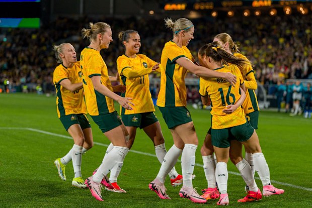 Matildas, Hayley Raso'nun golünü kutluyor.