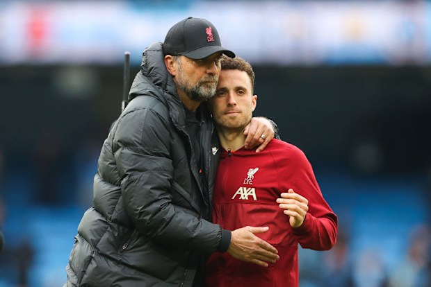 Jurgen Klopp, Liverpool menajeri, Diogo Jota'yı kucaklıyor.
