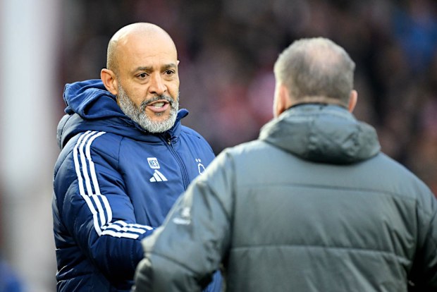 Nuno Espirito Santo interagisce con Ange Angecoglou.