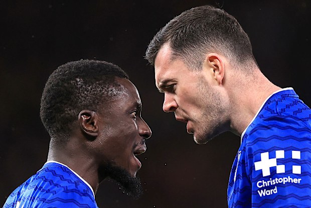Idrissa Gueye del Everton choca con su compañero Michael Keane.