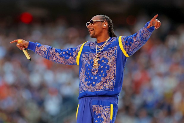 Snoop Dogg, 2022 Pepsi Super Bowl LVI Yarı Final Gösterisi sırasında performans sergiliyor.